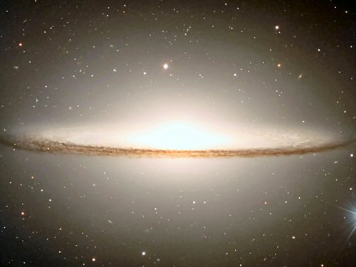 M104 : galaxie du Sombrero.