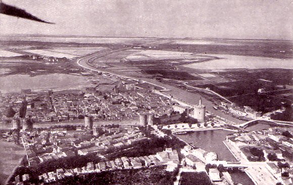 Photo aérienne d'Aigues-Mortes.