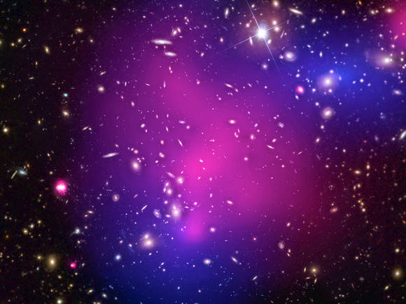 Amas de galaxies Abell 2744 par l'observatoire X Chandra.