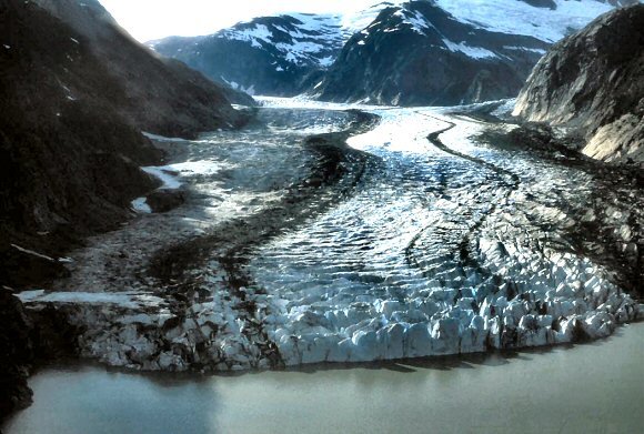 Alaska : Shakes glacier.