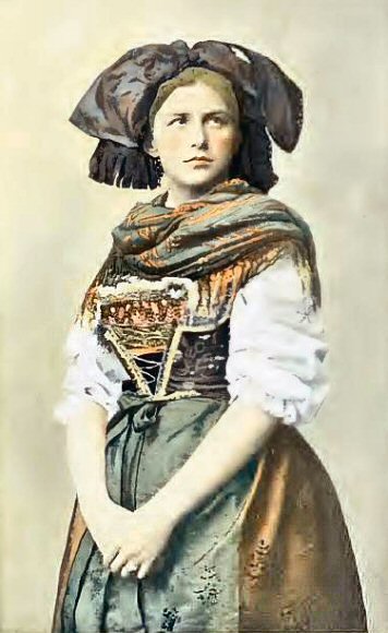 Alsacienne en costume traditionnel.