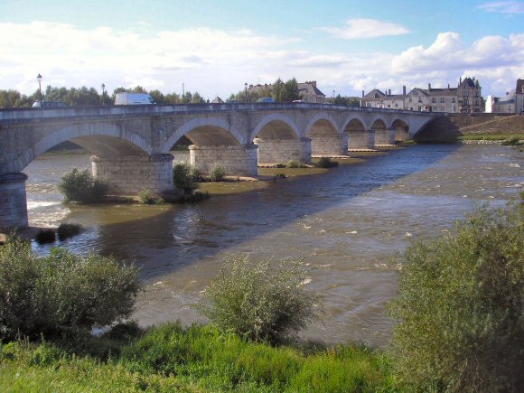 Amboise : pont sur la Loire.