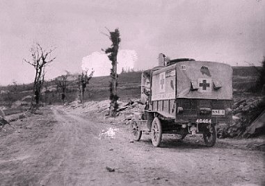 Premire guerre mondiale : ambulance sur la route de Verdun.