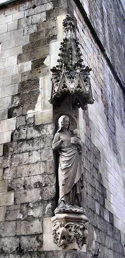 Amiens : statue sur le beffroi.