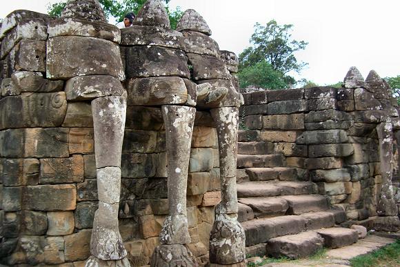 Angkor : statues d'éléphants.