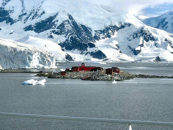 Antarctique : une station scientifique argentine.