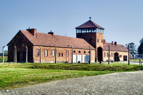 Auschwitz : l'entre du camp.