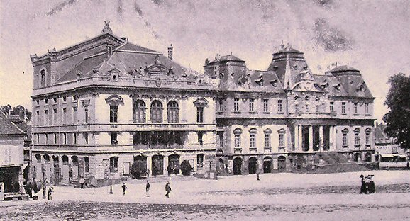 Autun : Théâtre et Hôtel de Ville.