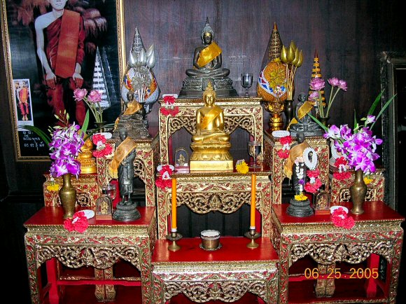 Thaïlande : autel bouddhiste, à Bangkok.