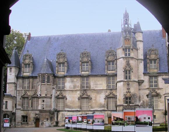 Beauvais : cour intérieure du musée de l'Oise.