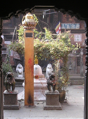 Bhaktapur : cour d'un temple hindouiste.