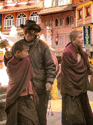 Bodhnath : moines bouddhistes.