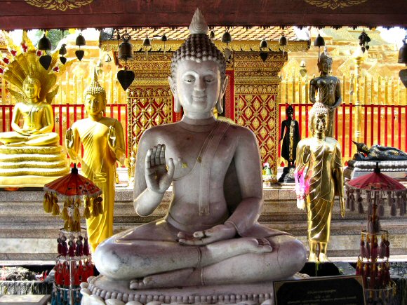 Un Bouddha,  Chiang Mai.