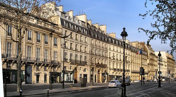 Paris : le boulevard Saint-Germain (6e).