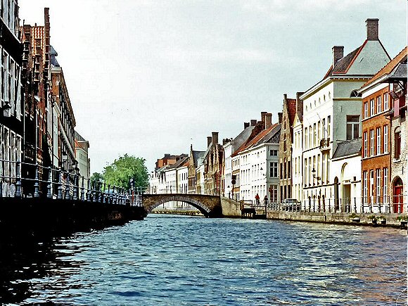Bruges : pont sur un canal.