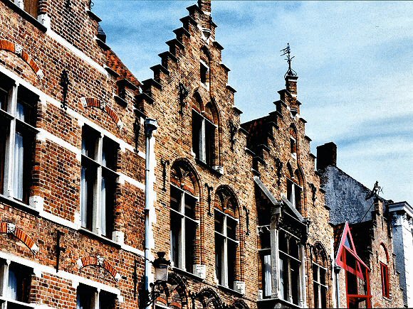 Bruges : façades de maisons.