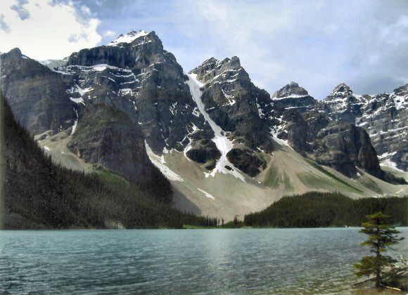 Canada : lac dans le parc national de Banff.