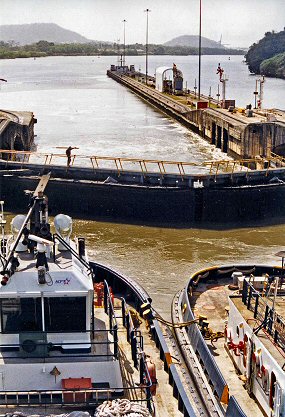 Canal de Panama : franchissement des écluses.