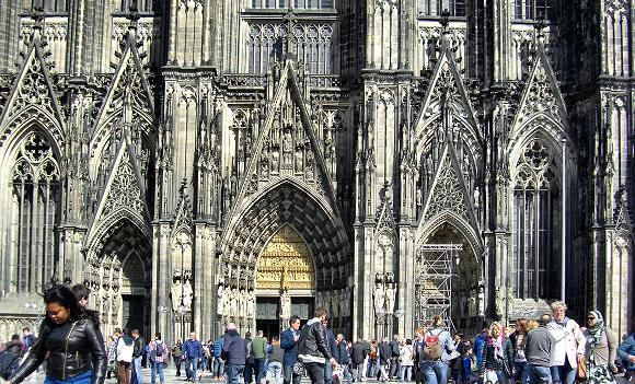 Cologne : détail de la façade principale de la cathédrale.