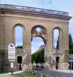 Chantilly : la porte Saint-Denis.