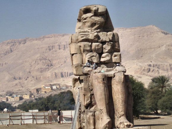 Un des Colosses de Memnon,  Thbes.