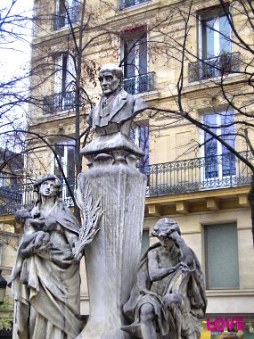 Statue de Comte, place de la Sorbonne, à Paris.