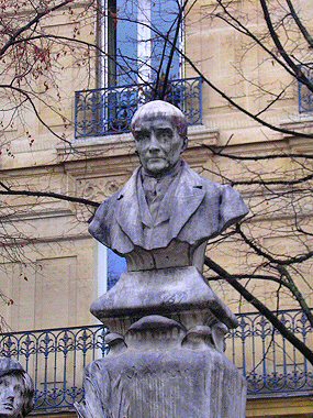 Statue de Comte, place de la Sorbonne, à Paris.