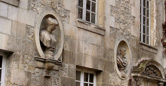 Crpy-en-Valois : bustes de la Maison Saint-Joseph.
