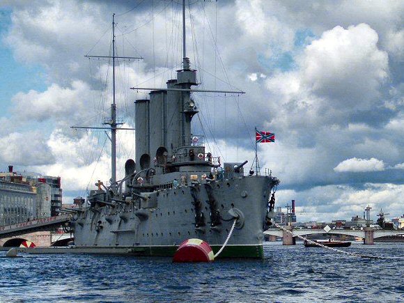 Le croiseur Aurore dans le port de Saint-Ptersbourg (Russie).