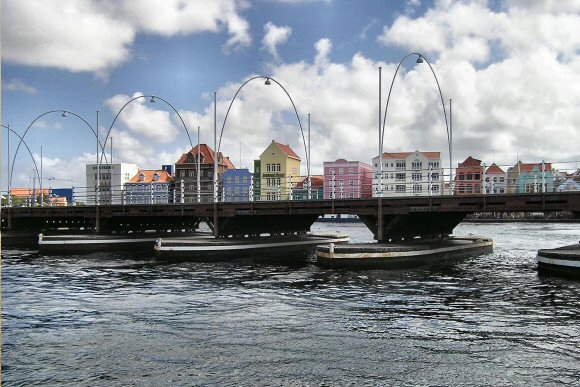 Curaçao : le pont flottant de la reine Emma, à Willemstad.