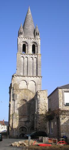 Dols : clocher de l'ancienne abbaye.