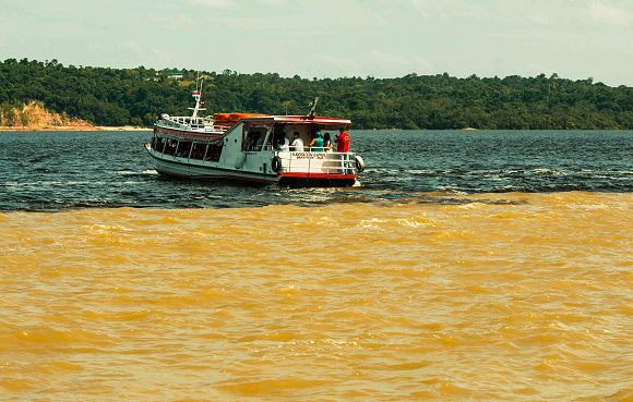 Eaux de l'Amazone et du Rio Negro, à Manaus (Brésil).