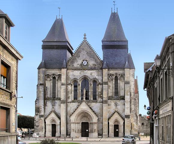 Gournay-en-Bray : façade de l'église.