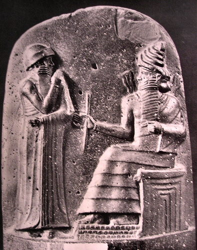 Shamash dicte son code de lois à Hammurabi.