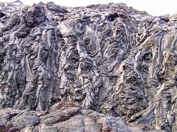 Hawaii : mur de lave solidifiée, au Kilauea.