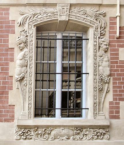 Fenêtre de l'Hôtel Fieubet, à Paris (4e arrondissement).