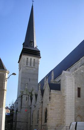Déols : clocher de l'ancienne église abbatiale.