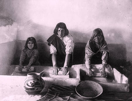 Femmes broyant du maïs à Laguna Pueblo.