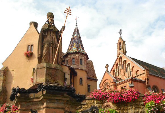 Eguisheim : statue de Léon IX.