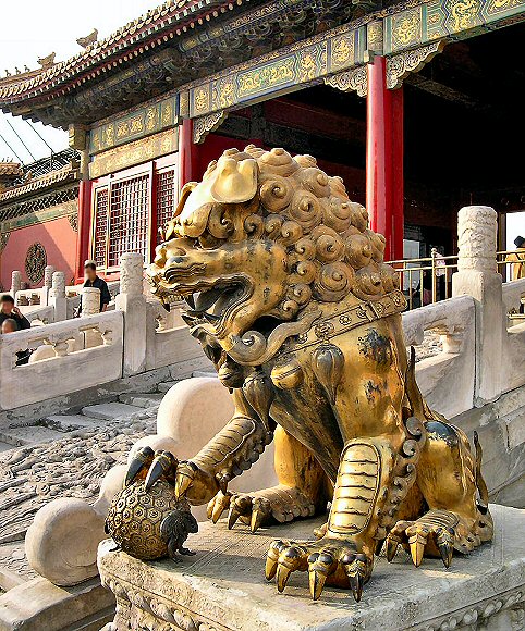 Pékin : lion doré dans la cour de la Cité Interdite.