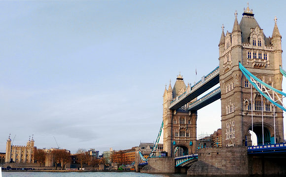 La Tour de Londres et le pont de la Tour (Tower bridge).