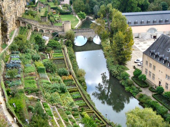 Luxembourg : jardins potagers sur les bords de l'Alzette.