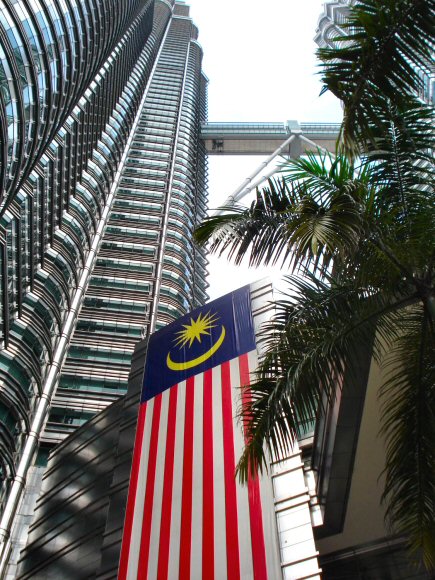 Kuala Lumpur : le drapeau de la Malaisie au pied des tours Petronas.