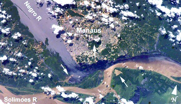 Manaus : le confluent de l'Amazone et du Rio Negro.