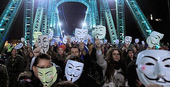 Manifestants  Budapest portant le masque de Guy Fawkes.