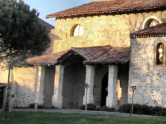Porche de l'église de Marignac-Laspeyres.