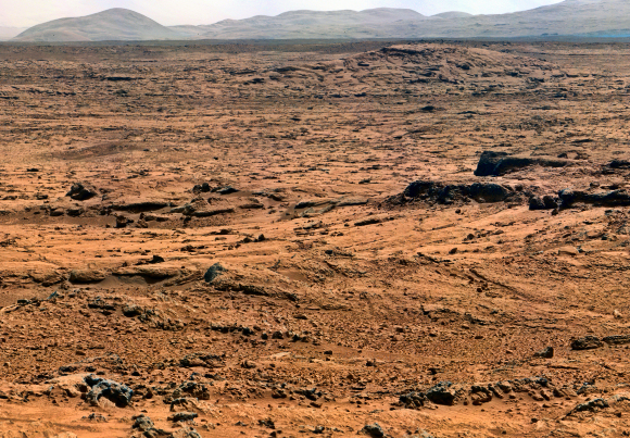 Mars : intérieur du cratère Gale photographié par la sonde Curiosity.