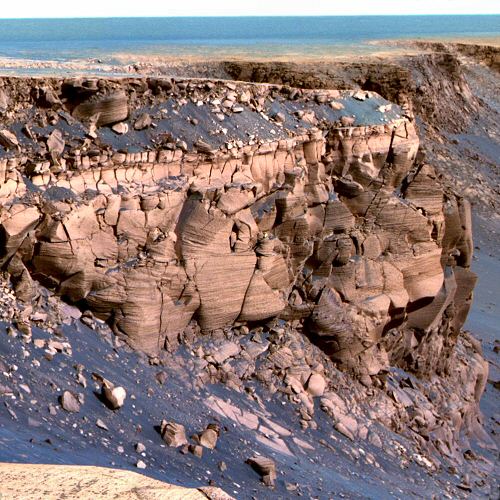 Mars : falaise au bord d'un cratère.