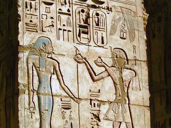 Medinet Abou : Hieroglyphes et bas reliefs