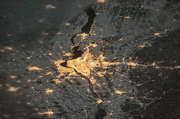 Montréal la nuit, depuis l'espace.